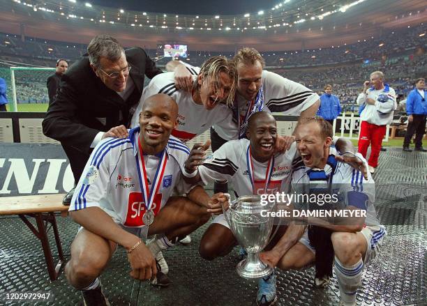 L'ancien président d'Auxerre et de la Ligue nationale de football Gérard Bourgoin félicite les joueurs d'Auxerre Philippe Mexès, Stéphane Grichting,...