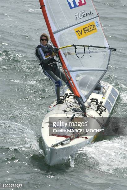 Vue aérienne prise le 13 juin 2003 de Raphaëla Le Gouvello navigant sur sa planche à voile dans la baie de La Baule. La navigatrice prendra le départ...