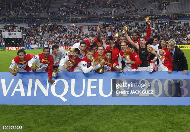 - Photo prise le 17 mai 2003 au Stade de France à Saint-Denis, des joueurs monégasques célébrant leur victoire après avoir remporté la finale de la...