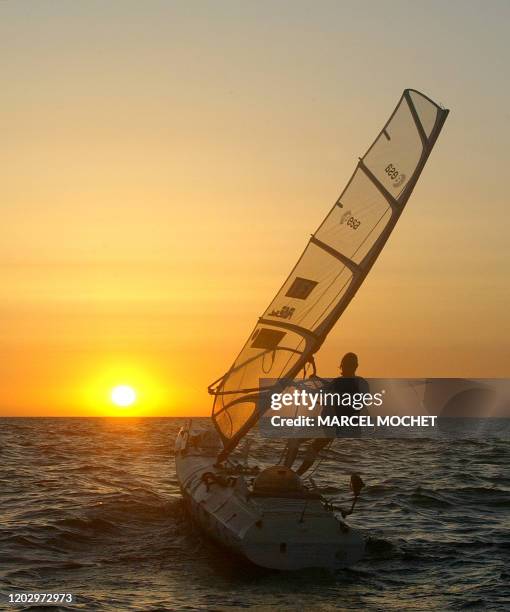 Vue aérienne prise le 13 juin 2003 de Raphaëla Le Gouvello navigant sur sa planche à voile dans la baie de La Baule au coucher du soleil. La...