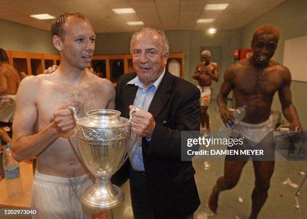 Le président d'Auxerre Jean-Claude Hamel et son capitaine d'équipe Yann Lachuer célèbrent leur victoire au champagne dans les vestiaires, le 31 mai...