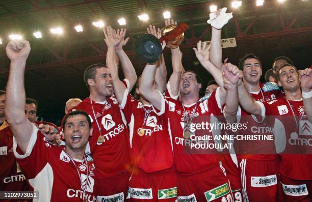 Les joueurs de Montpellier brandissent le trophée qu'il viennent de remporter, le 01 juin 2003 à la salle du Parnasse à Nîmes, à l'issue de la finale...