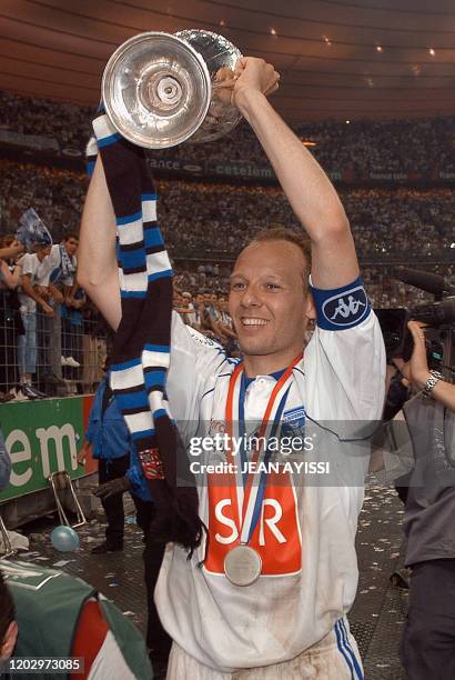 Le milieu de terrain et capitaine d'Auxerre Yann Lachuer présente le trophée au public, le 31 mai 2003 au Stade de France à Saint-Denis, après avoir...