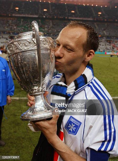 Le milieu de terrain et capitaine d'Auxerre Yann Lachuer embrasse le trophée, le 31 mai 2003 au Stade de France à Saint-Denis, après avoir remporté 2...
