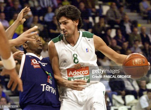 L'ailier de Villeurbanne Yann Bonato déborde l'arrière américain de Gravelines Danny Strong, le 26 octobre 2002 à l'Astroballe de Villeurbanne, lors...