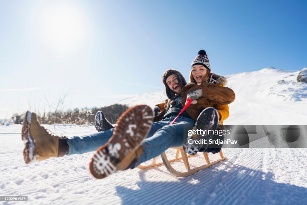 Lovebirds fliegen bergab