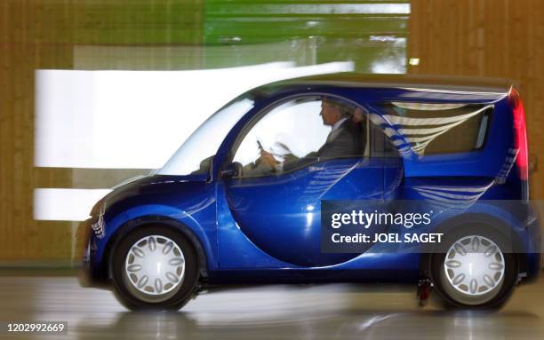 Le président du groupe diversifié Vincent Bolloré conduit une BlueCar, le 03 février 2005 au Bourget, lors de la présentation d'un prototype de...