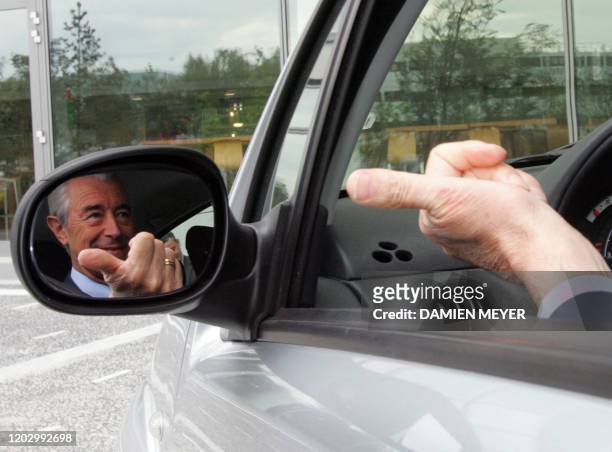 Le ministre des Transports, Gilles de Robien fait un signe de la main, le 17 mai 2005 au centre de recherche du constructeur automobile PSA Peugeot...