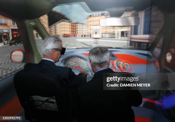 Le ministre des Transports, Gilles de Robien essaye un simulateur de conduite au centre de réalité virtuelle du centre de recherche du constructeur...