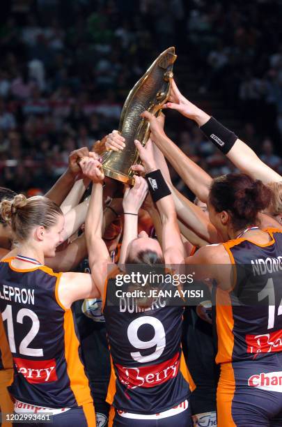 Les basketteuses de Bourges brandissent leur trophée après leur victoire, 63 à 51 face à Villeneuve d'Asq, lors de la finale femmes de la coupe de...