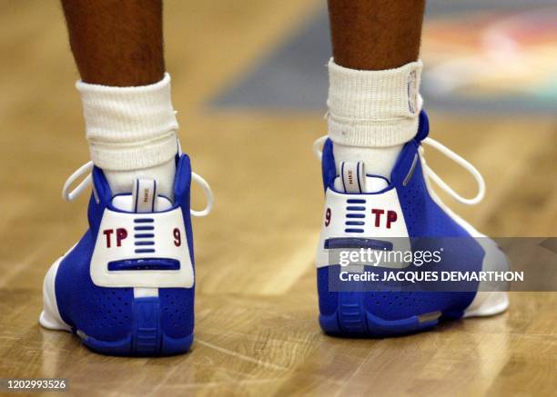 Gros plan sur les nouvelles chaussures du capitaine de l'équipe de France de basket, Tony Parker, marquées de ses initiales et de son numéro de...