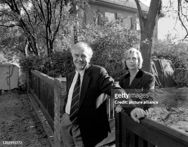 January 1990, Berlin, Potsdam: Married couple Ingrid and Manfred Stolpe in 1990 in front of their house in Potsdam. Exact date of recording not...