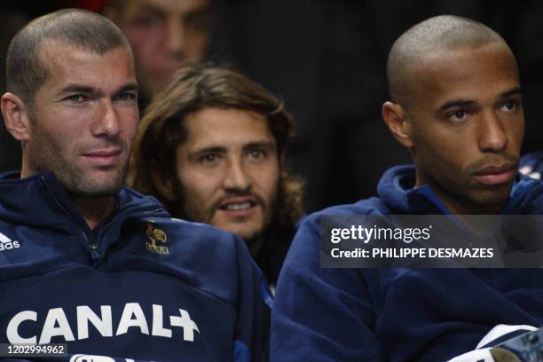Les joueurs de l'équipe de France de football Zinedine Zidane, Bixente Lizarazu et Thierry Henri assistent au match opposant les San Antonio Spurs...