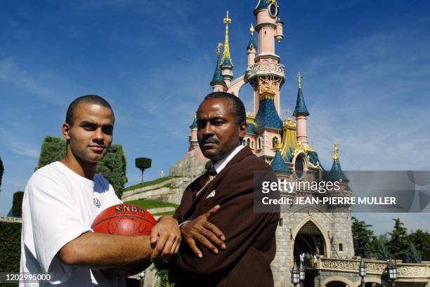Le basketteur Tony Parker pose avec son père Tony Parker Senior, le 16 septembre 2003 dans le parc d'attraction Disney Land Paris de Marne la Vallée....