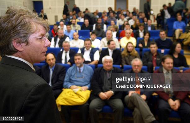 Jean Durand, directeur d'Air Littoral, s'apprête à parler au personnel de la compagnie aérienne, le 16 février 2004 au siège de la compagnie à...