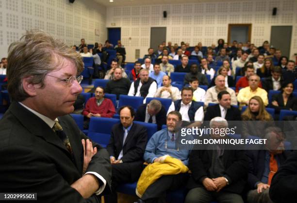 Jean Durand, directeur d'Air Littoral, s'apprête à parler au personnel de la compagnie aérienne, le 16 février 2004 au siège de la compagnie à...
