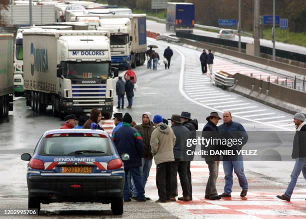 Des centaines de camions sont bloqués près du poste frontière franco-espagnol de Biriatou, le 28 février 2004, où la circulation est interdite sur...