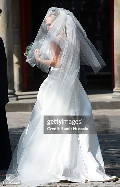 Zara Phillips arrives a the church for her marriage to England rugby player Mike Tindall at Canongate Kirk on July 30, 2011 in Edinburgh, Scotland.