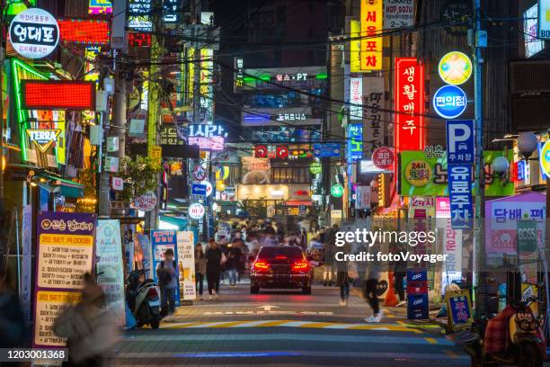 seoul drukke straten van sinchon nachtleven neon reclames zuid-korea - korea stockfoto's en -beelden