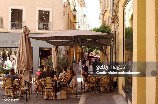 calle esquinera en el centro de aix-en-provence, francia - aix en provence fotografías e imágenes de stock