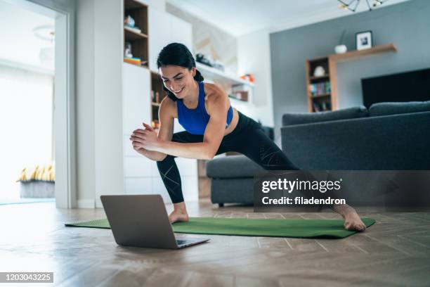 mujer haciendo ejercicio en casa - red artículos deportivos fotografías e imágenes de stock