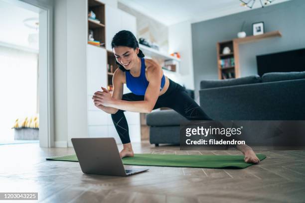 donna che si allena a casa - esercizio fisico foto e immagini stock