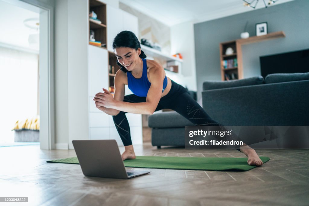 Kvinna tränar hemma