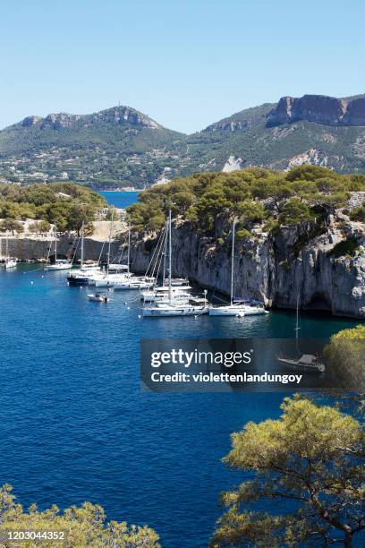 boote in massif des calanques - cassis stock-fotos und bilder