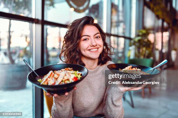 hembra y su opción de ensalada - eating food fotografías e imágenes de stock