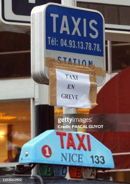 Une affiche indiquant que les Taxi niçois sont en grève est collée sur le panneau d'une borne de taxi, le 21 janvier 2003 à Nice. Quelque 437 taxis...