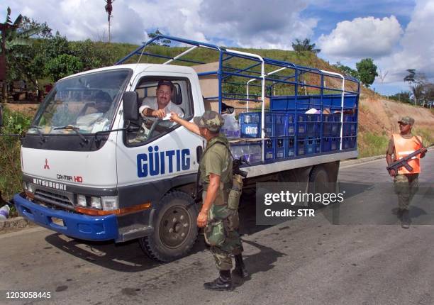 Ecuadorian soldiers stop drivers and ask for proof of identification around the area of the Colombia-Ecuador border, 20 September 1999. Soldados...