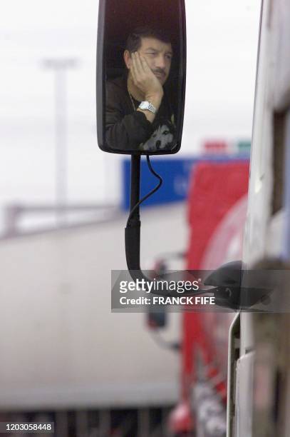 Un chauffeur-routier francais patiente à l'intérieur de son camion, le 01 février 2000, à un barrage situé sur l'autoroute A31 entre Metz et le...