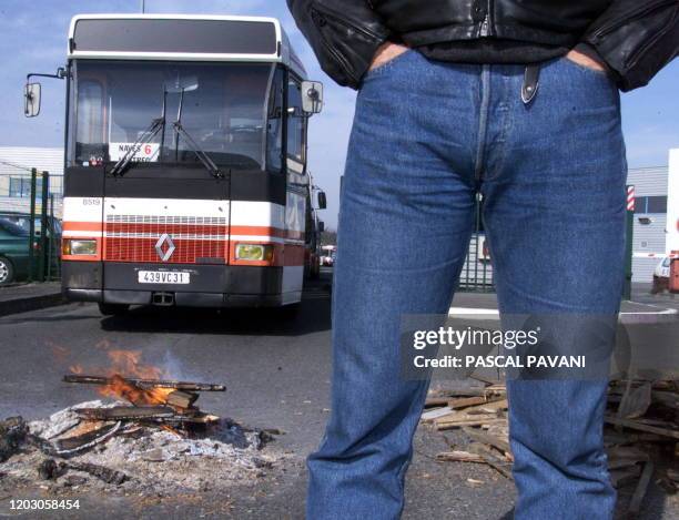 Un conducteur de bus participe au piquet de grève, le 01 février 2000 à Toulouse, à l'entree de la SEMVAT, société gestionnaire des transports...