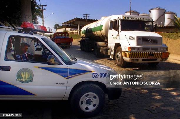 Patrol of the military police sits near a refinery of crude oil while a cistern truck passes by the plant, 05 May 2000 in Rio de Janeiro, Brazil. Una...