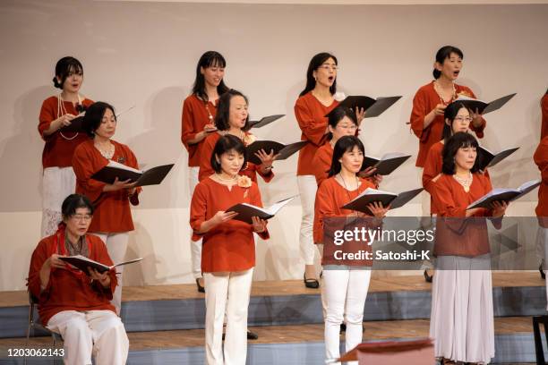mujeres cantando en el concierto de coro - color coral fotografías e imágenes de stock