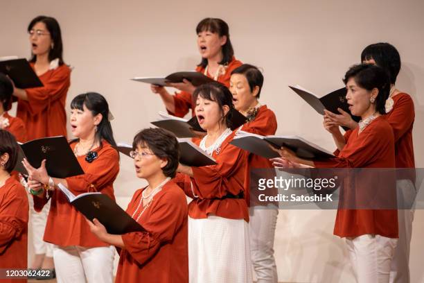 donne che cantano al concerto del coro - coro foto e immagini stock