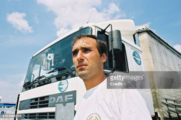 Nicolas Laberthonnière, chauffeur routier, pose, le 08 août 2002 à Roanne, après avoir sauvé une petite Allemande de 3 ans sur l'autoroute . La...
