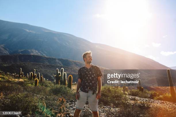 hombre turista de pie en el campo de los cactus - salta argentina fotografías e imágenes de stock