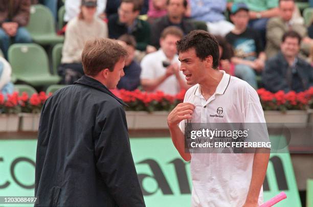 Spaniard tennis player Sergi Bruguera argues with an umpire over a controversial line-call in his match against Sweden's Magnus Larsson here 05 june...