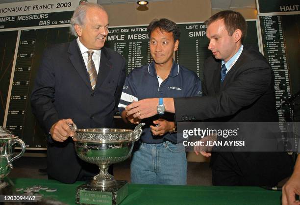 L'ancien vainqueur des Internationaux de tennis de Roland Garros, l'Américain Michael Chang , effectue le tirage au sort de la 102e édition du...