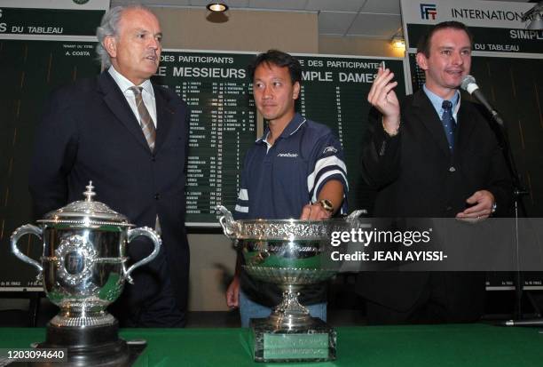 L'ancien vainqueur des Internationaux de tennis de Roland Garros, l'Américain Michael Chang , effectue le tirage au sort de la 102e édition du...