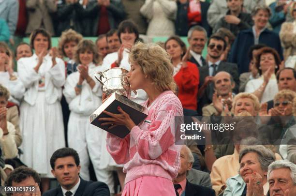 American tennis player Chris Evert-Lloyd kisses the Winners' trophy as she won the Women's French Open final match here 7 june 1986 at Roland Grros...