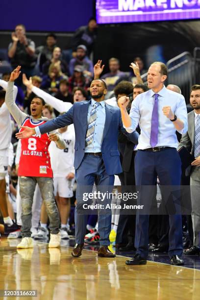 Head coach Mike Hopkins, right, assistant coach Will Conroy, center and the Washington Huskies bench are fired up after a big play during the second...