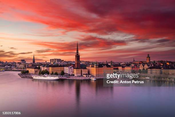 scenic panoramic view of gamla stan, in the old town in stockholm at sunset, sweden - stockholm fotografías e imágenes de stock