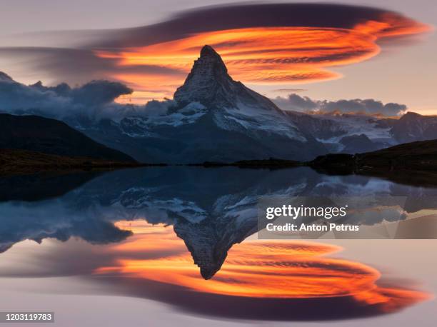 matterhorn peak at sunset reflected in stellisee lake in zermatt, switzerland. - larch tree fotografías e imágenes de stock