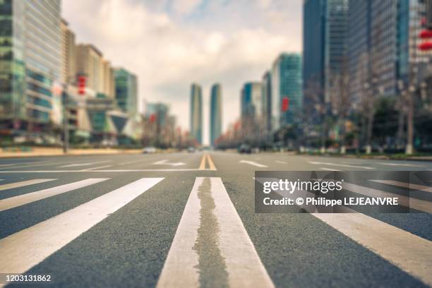 tilt-shift view of a crosswalk zebra in a large avenue in chengdu - avenida imagens e fotografias de stock