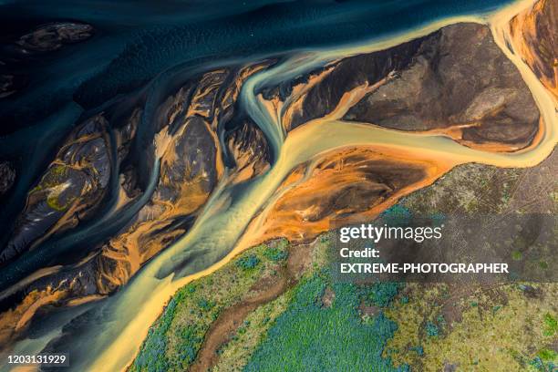 magischer helikopterblick auf isländische gletscherflüsse - geologie stock-fotos und bilder