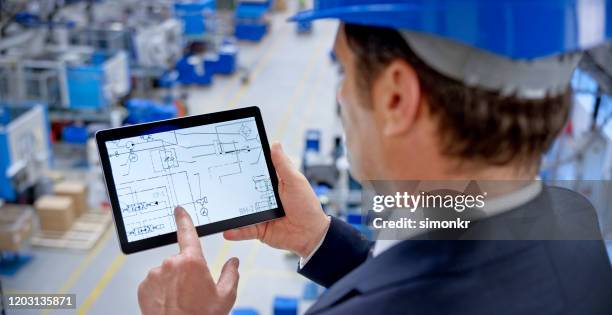 Engineer Ipad Screen Photos and Premium High Res Pictures - Getty Images