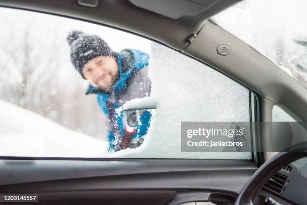 schrott eis und schnee aus autofenster, mann schaut aus dem autofenster - scraping stock-fotos und bilder