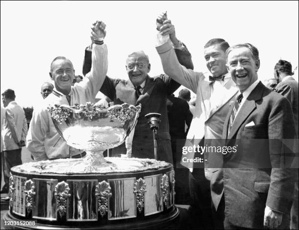 Secrétaire d'Etat américain John Foster Dulles encourage le capitaine australien Harry Hopman et son homologue américain Bill Talbort avant la finale...